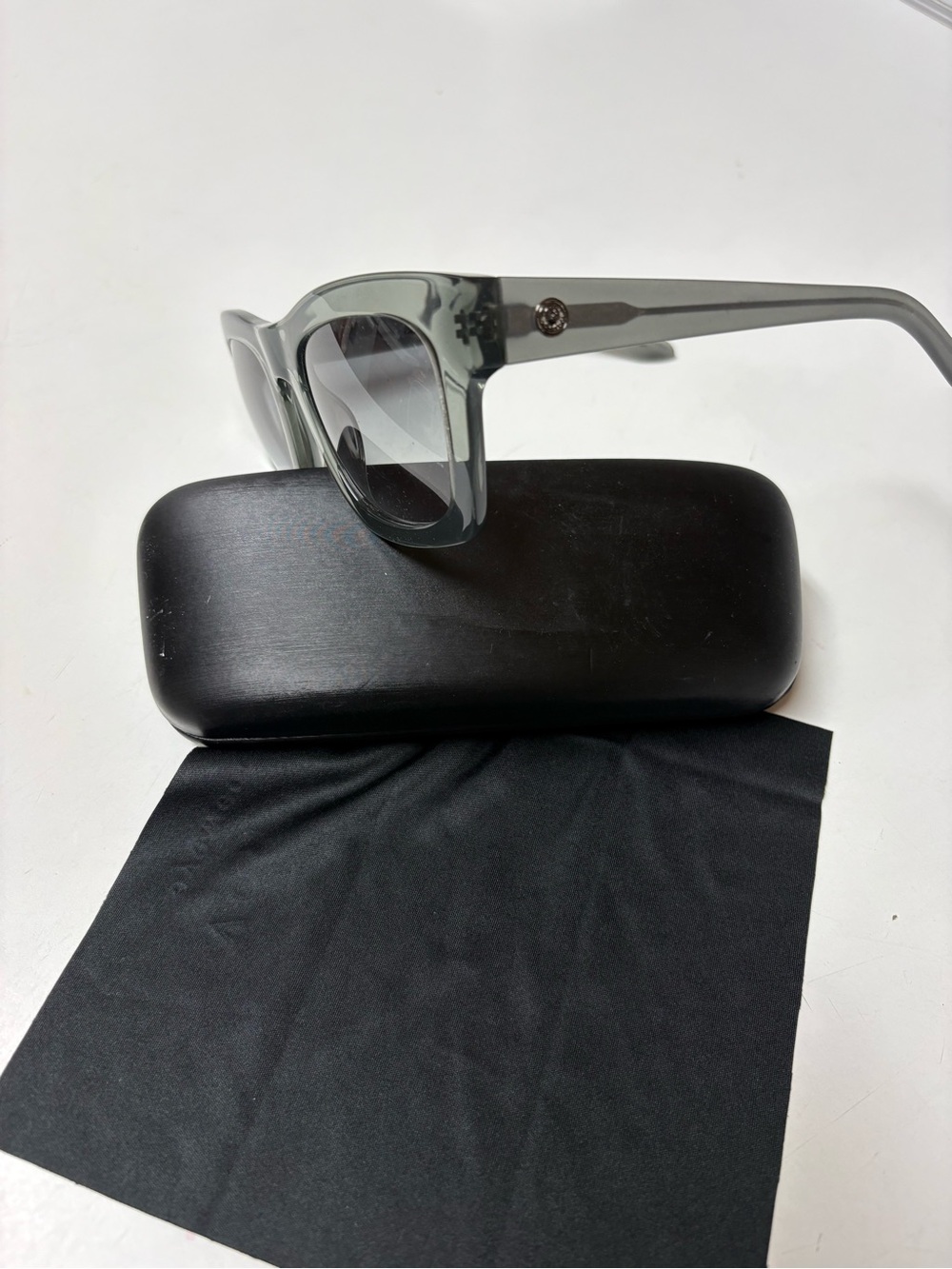 New Dragon 140  Waverly LL Women's Sunglasses - Grey
Crystal/LL Smoke Gradient